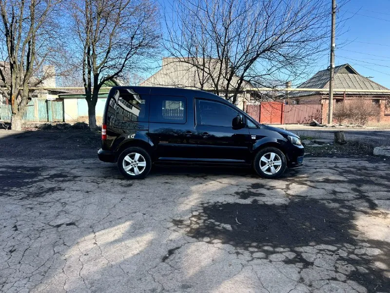Продам volkswagen caddy минивэн автомобиль в идеальном состоянии 2014 г. выпуска 80 000 родного пробега самая полная комплектация круиз контроль подогрев сидений электростеклопакет абс антизанос все что нужно для комфортной езды автомобиль сделан на две двери очень удобно автомобильный весь в заводском окрасе один хозяин с автосалона два комплекта колёс на титановых дисках ходовая вся идеальная масла фильтра заменил автомобиль полностью новый автомобиль хранился в тёплым сухом гараже звоните в любое время +79496645504 цена 700тысяч 📞 звоните: +7(949)6645504 - фотография - 6