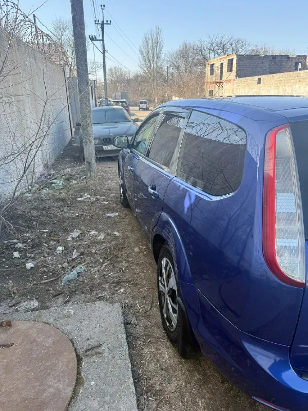 Продам личный автомобиль ford focus 2 2011 год ресталинговая модель универсала мотор 1.6 100л/с стоит контрактный пробел 257к коробка механика масло двс каждые 6.5т км ходовка обслужена есть нюансы по кузову, левое заднее крыло согнули машина хорошая ни разу не подвела каждый день на ходу за автомобиль хочу 500т. р продажа с срочно нуждой фин. средст. +79493299635 📞 🇷🇺 звоните: +79493299635 - фотография - 4