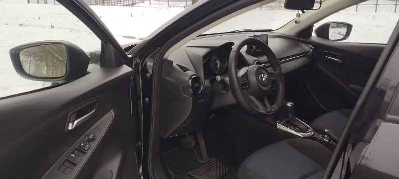 Toyota yaris 2019 год 1.5атмосферный (4 цилиндра!), 107 лс, 130тыс км пробег, 6ст. автоматическая aisin. масло 0w20 каждые 8тыс. экология стоит на месте, ничего не удалялось. стекла все родные(лобовое без сколов), безопасность вся целая. по кузову в отличном состоянии крашено 2 единицы, кузов оцинкован, ржавчины нет расход топлива 5.5- 7.5 в комплектации кнопка старт-стоп, активный круиз контроль, камера заднего хода, навигация и другое два комплекта покрышек и ковриков надёжный японский автомобиль, дам ещё гарантию цена 1.320 р тел +79493786727 📲 tg: ann 📞 звоните: +7(949)3786727 - фотография - 6