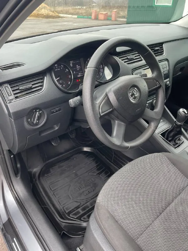 Skoda octavia a7 - 2015 года, объём 1.6 самый надежный мотор, на механике. 198тысяч км пробега. автомобиль в идеальнейшем состоянии, машина прошла то, эксплуатация сугубо в гараже, нареканий нет никаких, от слова совсем! в комплекте все ключи ( два ключа ) сервисные книги, записи всех то, обслуживание на офф дилере, за более детальной информацией звоните! цена 1🍋180торг или обмен +79495180296 📲 tg:. ... 📞 звоните: +7(949)5180296 - фотография - 7