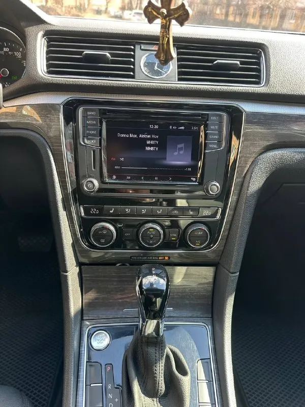 Volkswagen passat год выпуска - 2017 двигатель - 1.8 tsi кпп - автомат цена - 1.700.000₽ пробег - 136.000 тел. +79498491155 продам раскошный седан с мощным и экономичным двигателем и надежной автоматической кпп asin. богатая комплектация: кожаный салон; бесключевой доступ; мертвые зоны в зеркалах; подогревы сидений; кнопка start-stop; двухзонный климат-контроль; датчик света; полный бортовой компьютер; штатная сенсорная мультимедиа со всеми современными плюшками; помощь при выезде с парковки; камера заднего вида; эл. зеркала с подогревом; штатная biled оптика пленке, шумка всех дверей, салон полностью в черном цвете. и многое другое. кто ищет живой passat с одним хозяином и родным пробегом - звоните. - фотография - 3