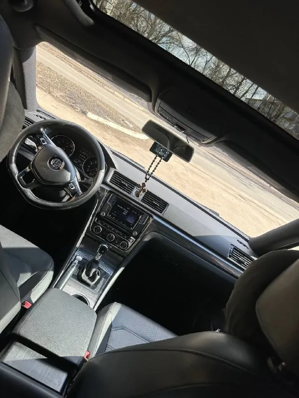 Volkswagen passat год выпуска - 2017 двигатель - 1.8 tsi кпп - автомат цена - 1.700.000₽ пробег - 136.000 тел. +79498491155 продам раскошный седан с мощным и экономичным двигателем и надежной автоматической кпп asin. богатая комплектация: кожаный салон; бесключевой доступ; мертвые зоны в зеркалах; подогревы сидений; кнопка start-stop; двухзонный климат-контроль; датчик света; полный бортовой компьютер; штатная сенсорная мультимедиа со всеми современными плюшками; помощь при выезде с парковки; камера заднего вида; эл. зеркала с подогревом; штатная biled оптика пленке, шумка всех дверей, салон полностью в черном цвете. и многое другое. кто ищет живой passat с одним хозяином и родным пробегом - звоните. - фотография - 4