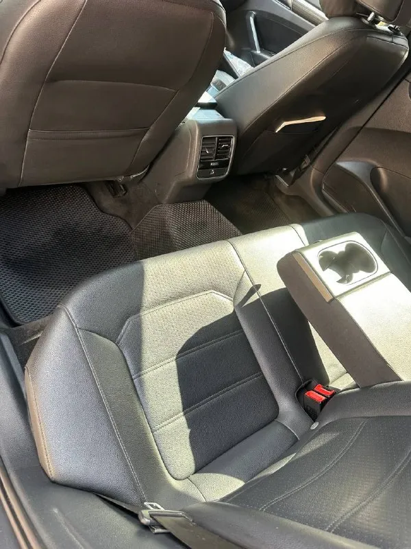 Volkswagen passat год выпуска - 2017 двигатель - 1.8 tsi кпп - автомат цена - 1.700.000₽ пробег - 136.000 тел. +79498491155 продам раскошный седан с мощным и экономичным двигателем и надежной автоматической кпп asin. богатая комплектация: кожаный салон; бесключевой доступ; мертвые зоны в зеркалах; подогревы сидений; кнопка start-stop; двухзонный климат-контроль; датчик света; полный бортовой компьютер; штатная сенсорная мультимедиа со всеми современными плюшками; помощь при выезде с парковки; камера заднего вида; эл. зеркала с подогревом; штатная biled оптика пленке, шумка всех дверей, салон полностью в черном цвете. и многое другое. кто ищет живой passat с одним хозяином и родным пробегом - звоните. - фотография - 5