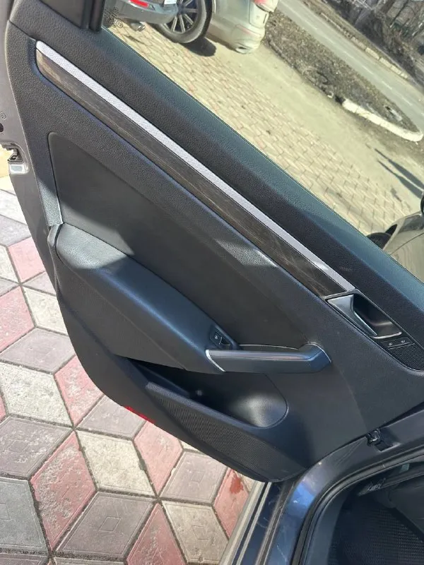 Volkswagen passat год выпуска - 2017 двигатель - 1.8 tsi кпп - автомат цена - 1.700.000₽ пробег - 136.000 тел. +79498491155 продам раскошный седан с мощным и экономичным двигателем и надежной автоматической кпп asin. богатая комплектация: кожаный салон; бесключевой доступ; мертвые зоны в зеркалах; подогревы сидений; кнопка start-stop; двухзонный климат-контроль; датчик света; полный бортовой компьютер; штатная сенсорная мультимедиа со всеми современными плюшками; помощь при выезде с парковки; камера заднего вида; эл. зеркала с подогревом; штатная biled оптика пленке, шумка всех дверей, салон полностью в черном цвете. и многое другое. кто ищет живой passat с одним хозяином и родным пробегом - звоните. - фотография - 6