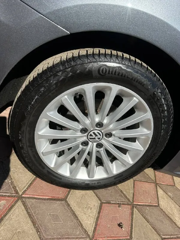 Volkswagen passat год выпуска - 2017 двигатель - 1.8 tsi кпп - автомат цена - 1.700.000₽ пробег - 136.000 тел. +79498491155 продам раскошный седан с мощным и экономичным двигателем и надежной автоматической кпп asin. богатая комплектация: кожаный салон; бесключевой доступ; мертвые зоны в зеркалах; подогревы сидений; кнопка start-stop; двухзонный климат-контроль; датчик света; полный бортовой компьютер; штатная сенсорная мультимедиа со всеми современными плюшками; помощь при выезде с парковки; камера заднего вида; эл. зеркала с подогревом; штатная biled оптика пленке, шумка всех дверей, салон полностью в черном цвете. и многое другое. кто ищет живой passat с одним хозяином и родным пробегом - звоните. - фотография - 7