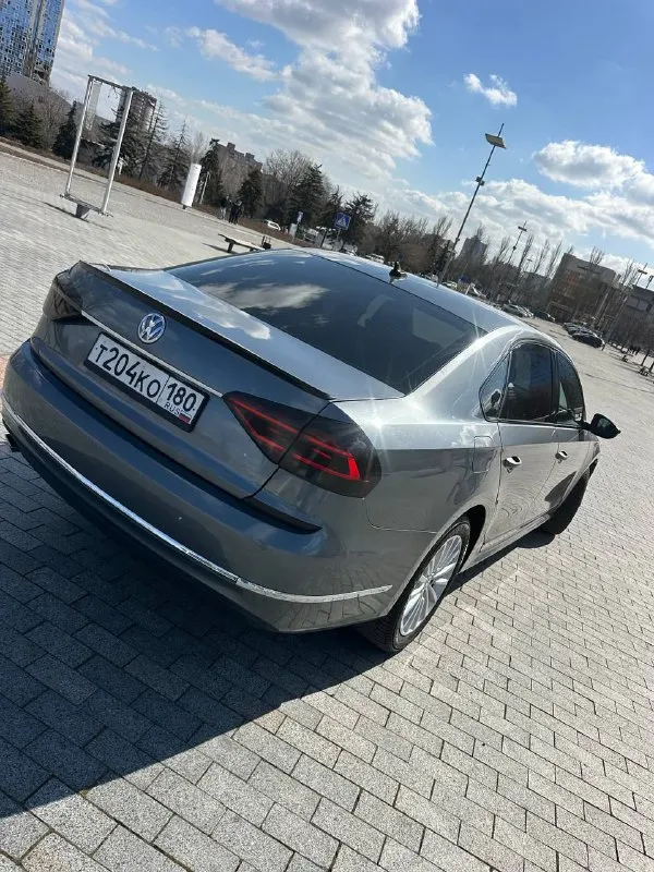 Volkswagen passat год выпуска - 2017 двигатель - 1.8 tsi кпп - автомат цена - 1.700.000₽ пробег - 136.000 тел. +79498491155 продам раскошный седан с мощным и экономичным двигателем и надежной автоматической кпп asin. богатая комплектация: кожаный салон; бесключевой доступ; мертвые зоны в зеркалах; подогревы сидений; кнопка start-stop; двухзонный климат-контроль; датчик света; полный бортовой компьютер; штатная сенсорная мультимедиа со всеми современными плюшками; помощь при выезде с парковки; камера заднего вида; эл. зеркала с подогревом; штатная biled оптика пленке, шумка всех дверей, салон полностью в черном цвете. и многое другое. кто ищет живой passat с одним хозяином и родным пробегом - звоните. - фотография - 8
