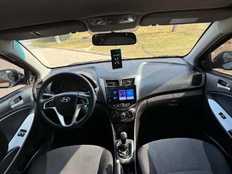 Продам hyundai solaris 2013 год выпуска двигатель 1.6 кпп механика пробег 168.000 км оригинал! в отличном состоянии, в дтп не участвовал не требует не каких вложений кузов без дефектов и нюансов, комплектация кондиционер эльктро стеклоподъемники усилитель руля мульти руль круиз контроль, музыка планшет, расход до 8 литров, гаражное хранение с документами полный порядок цена 675.000 тел +79490908190 город мариуполь - фотография - 9