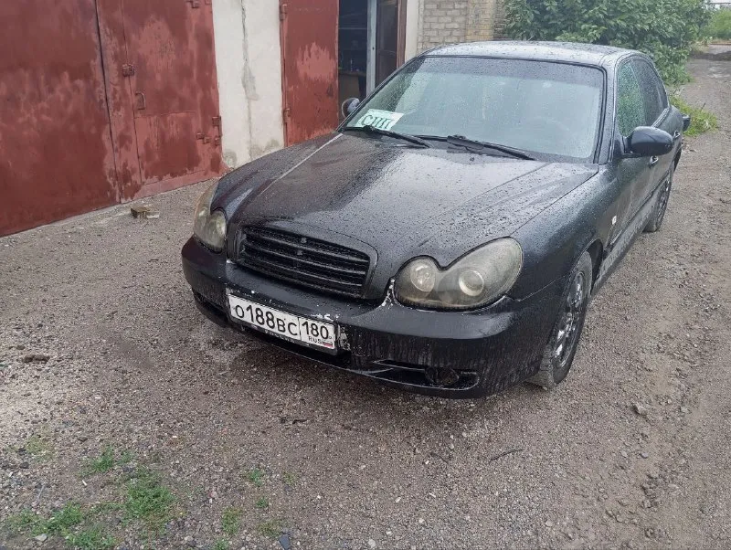 Продам hyundai соната 4 рестайлинг 2005г.2.0л на механике технически авто в полном порядке довезёт куда угодно авто нужно красить, полез лак местами задний бампер под замену, накладка на порог есть нужно покрасить. и поставить на это скину авто по цене ваза 320.000₽ торг присутствует возможен обмен с полным переоформлением т. +79491478575 📲 tg: @vadiya24 📞 звоните: +7(949)1478575 - фотография - 1