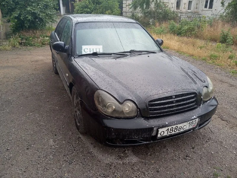 Продам hyundai соната 4 рестайлинг 2005г.2.0л на механике технически авто в полном порядке довезёт куда угодно авто нужно красить, полез лак местами задний бампер под замену, накладка на порог есть нужно покрасить. и поставить на это скину авто по цене ваза 320.000₽ торг присутствует возможен обмен с полным переоформлением т. +79491478575 📲 tg: @vadiya24 📞 звоните: +7(949)1478575 - фотография - 2