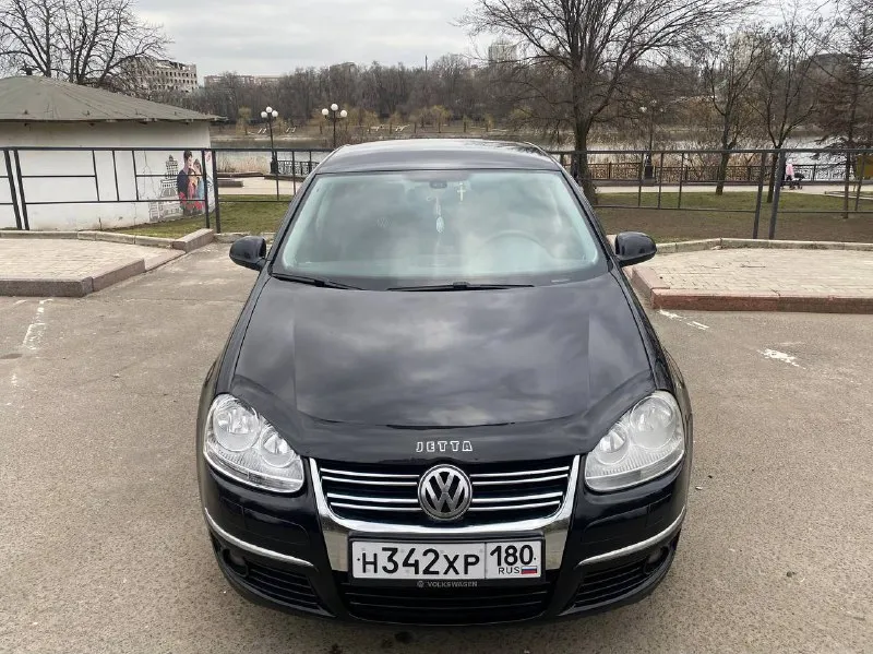 Volkswagen jetta-5 at 2007 год, официал двигатель bse 1.6l. 102л. с работает ровно, течей нет акпп-6 полноценный автомат не пинает и не затягивает все стекла с лобовым родные ходовая обслужена, дно целое цена 699тыс. +79494159017 осмотр донецк, собственник страховка и техосмотр есть комплектация с двухзонным климатом, подогревами сидений, омывателем и корректором фар, полный электропакет, бортовой компьютер, электропривод и обогрев зеркал, датчики света и дождя, airbags, abs, ebd, bas, esp 2 комплекта ключей, сервиска 2 комплекта хорошей резины: лето - pirelli, зима yokohama - фотография - 5