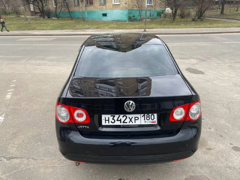 Volkswagen jetta-5 at 2007 год, официал двигатель bse 1.6l. 102л. с работает ровно, течей нет акпп-6 полноценный автомат не пинает и не затягивает все стекла с лобовым родные ходовая обслужена, дно целое цена 699тыс. +79494159017 осмотр донецк, собственник страховка и техосмотр есть комплектация с двухзонным климатом, подогревами сидений, омывателем и корректором фар, полный электропакет, бортовой компьютер, электропривод и обогрев зеркал, датчики света и дождя, airbags, abs, ebd, bas, esp 2 комплекта ключей, сервиска 2 комплекта хорошей резины: лето - pirelli, зима yokohama - фотография - 6