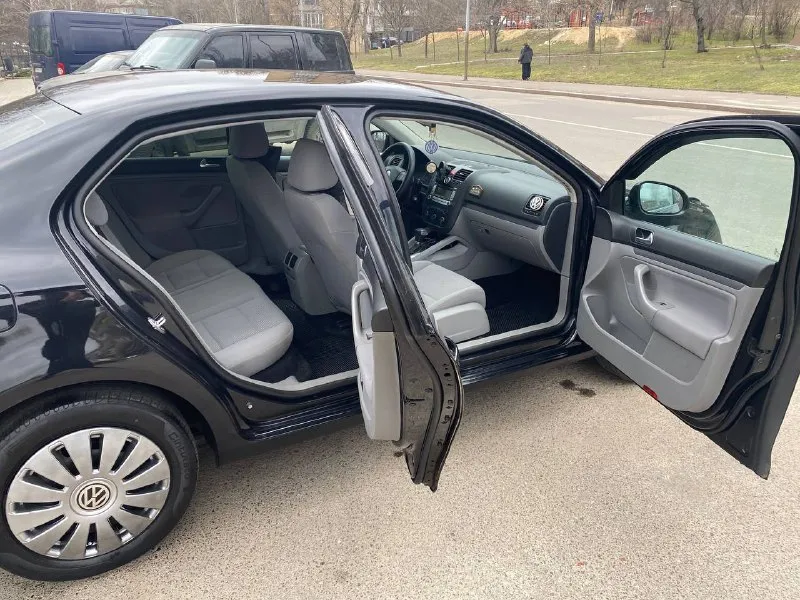Volkswagen jetta-5 at 2007 год, официал двигатель bse 1.6l. 102л. с работает ровно, течей нет акпп-6 полноценный автомат не пинает и не затягивает все стекла с лобовым родные ходовая обслужена, дно целое цена 699тыс. +79494159017 осмотр донецк, собственник страховка и техосмотр есть комплектация с двухзонным климатом, подогревами сидений, омывателем и корректором фар, полный электропакет, бортовой компьютер, электропривод и обогрев зеркал, датчики света и дождя, airbags, abs, ebd, bas, esp 2 комплекта ключей, сервиска 2 комплекта хорошей резины: лето - pirelli, зима yokohama - фотография - 8