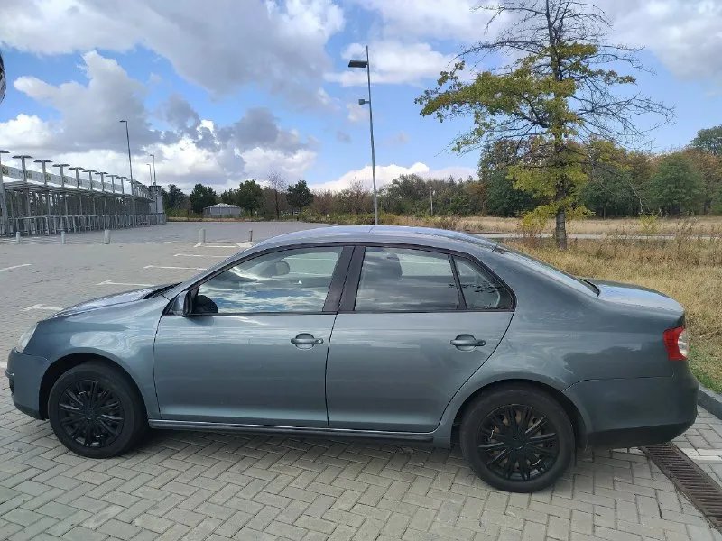 Продам volkswagen джетта 5, 2009 года, коробка автомат, 6 ступка. машина в достойном состоянии для своих лет, в салоне не курили. замена масла каждые 7 тысяч. новые диски штамповка, новая зимняя резина, камера заднего вида, хороший свет. пробег 210 тысяч, телефон для связи +79493879440. на нем же телеграмм. посмотреть можно в донецке, преимущественно киевский район. цена 850 тысяч, торг на месте 📞 звоните: +7(949)3879440 - фотография - 3