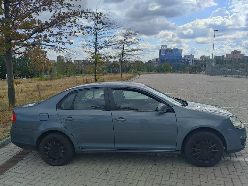 Продам volkswagen джетта 5, 2009 года, коробка автомат, 6 ступка. машина в достойном состоянии для своих лет, в салоне не курили. замена масла каждые 7 тысяч. новые диски штамповка, новая зимняя резина, камера заднего вида, хороший свет. пробег 210 тысяч, телефон для связи +79493879440. на нем же телеграмм. посмотреть можно в донецке, преимущественно киевский район. цена 850 тысяч, торг на месте 📞 звоните: +7(949)3879440 - фотография - 4