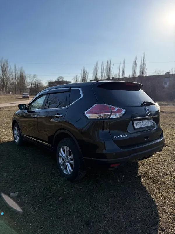 Продам nissan x-trail т-32 2015 года. полный привод. пробег 239000. двигатель 2 литра бензин. по двигателю и коробке вопросов нет. ходовая обслужена. хорошая комплектация: без ключевой доступ, кнопка start/stop, два ключа в комплекте. тонировка, обогрев сидений, обогрев лобового стекла, двух зонный климат контроль, круиз контроль, датчики дождя и света, помощь при спуске и подъёме, полный электро пакет, электро регулировка зеркал а также электропривод зеркал, электропривод багажника, парктроники, мультируль. документы в полном порядке, 2 хозяина за всё время птс оригинал, переоформление любое. цена 1350000 осмотр в донецке. +79491262857 📲 tg: дмитрий витальевич 📞 звоните: +7(949)1262857 - фотография - 6