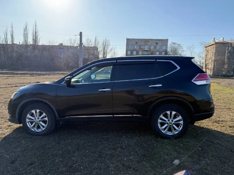 Продам nissan x-trail т-32 2015 года. полный привод. пробег 239000. двигатель 2 литра бензин. по двигателю и коробке вопросов нет. ходовая обслужена. хорошая комплектация: без ключевой доступ, кнопка start/stop, два ключа в комплекте. тонировка, обогрев сидений, обогрев лобового стекла, двух зонный климат контроль, круиз контроль, датчики дождя и света, помощь при спуске и подъёме, полный электро пакет, электро регулировка зеркал а также электропривод зеркал, электропривод багажника, парктроники, мультируль. документы в полном порядке, 2 хозяина за всё время птс оригинал, переоформление любое. цена 1350000 осмотр в донецке. +79491262857 📲 tg: дмитрий витальевич 📞 звоните: +7(949)1262857 - фотография - 7