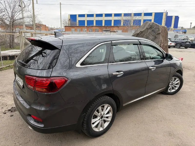 В продаже ✅ kia sorento prime (рест) 2018г. 2,4 ат бенз 148 тыс бег🏃 дилерский, не превезенка 🚘 на хорошей технике‼️ большой внедорожник🤩 хорошая автотека✅ витрина есть✅ на чистых документах‼️ по вопросам ⬇️⬇️⬇️ +79995035990 женя тг t. me/evgeniy_avd_auto старт цен на авито от 2 175 000 и то в москве моя цена 1 995 000 тыс. 🍯 запас по цене от 200тыс. автотека 📲 tg: @evgeniy_avd_auto 📞 звоните: +7(999)5035990 - фотография - 2