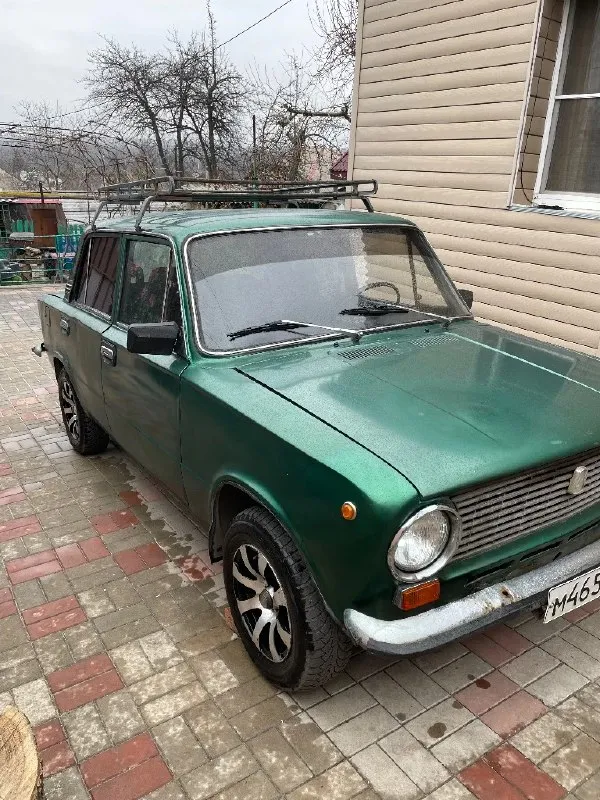 Продам ваз 2101.мотор без нареканий. коробка не воет, не выбивает. дно, пороги без дыр и ржавчины. стоит газ пропан (вписан в птс). из нового: аккумулятор, стартер, кардан перебран(крестовины, подвесной подшипник), резина сзади новая, спереди пару сезонов походит, ходовка перебиралась. печка греет, музыка, сигнализация, центральный замок. с документами порядок. цена 85 тыс. макеевка. +7949-517-72-17. 📞 звоните: +7(949)5177217 - фотография - 3