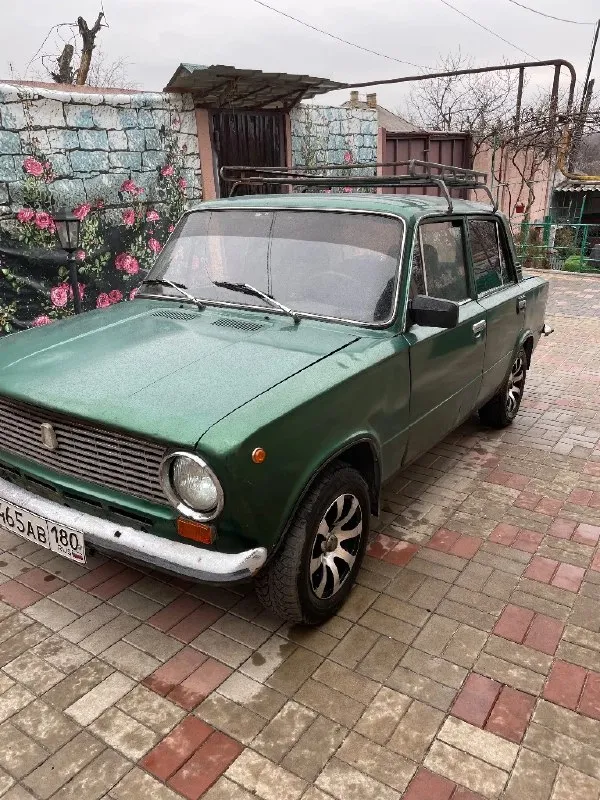Продам ваз 2101.мотор без нареканий. коробка не воет, не выбивает. дно, пороги без дыр и ржавчины. стоит газ пропан (вписан в птс). из нового: аккумулятор, стартер, кардан перебран(крестовины, подвесной подшипник), резина сзади новая, спереди пару сезонов походит, ходовка перебиралась. печка греет, музыка, сигнализация, центральный замок. с документами порядок. цена 85 тыс. макеевка. +7949-517-72-17. 📞 звоните: +7(949)5177217 - фотография - 4