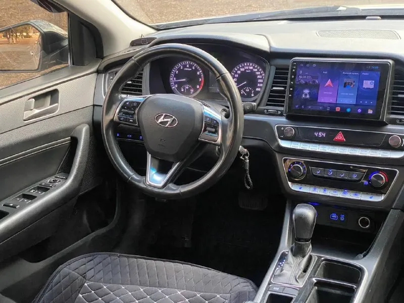 🔥 hyundai sonata 2018 – идеальное техническое состояние, лучшая цена! самый низ рынка 🔥 цена: 1 350 000 рублей!!! также рассматриваю обмен ! +7949-426-09-30 продается hyundai sonata 2018 года выпуска 2.0 бензин на автомате в идеальном техническом состоянии. двигатель и коробка автомат работают идеально! ходовая вся новая! автомобиль прошел полную диагностику, все узлы и агрегаты работают безупречно. +7949-426-09-30 цена – ниже рыночной! невероятная возможность приобрести надежный и стильный автомобиль по очень привлекательной цене. комплектация : многозонный климат контроль, круиз контроль, подогрев сидений, очень качественная музыка, большая сенсорная магнитола, мультируль, прогрев зеркал с электроприводом и многое другое. .. звоните прямо сейчас, чтобы узнать все детали и договориться о просмотре! +79494260930 - фотография - 5