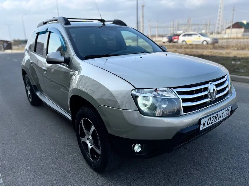 Renault duster 2012г 1.5 дизель мкпп 6.ст 💰цена 1.🍋050 тел +79497309912 авто в отличном состоянии!вложений не требует! надежное сочетание дизельного двигателя объемом 1.5 с шести ступенчатой механикой и полным приводом. все обслужено! кузов, днище и силовые агрегаты без гнили ржавчины! два комплекта резины на дисках✅ лето на легкосплавных ✅ зима шипы на железках✅ кондиционер ✅ лед в фарах и туманках✅ фаркоп✅ подогревы сидений✅ мультимедиа на планшете✅ черный потолок алькантара✅ автотека зеленая без выплат✅ документы в полном порядке✅ 🫰цена 1.050 +79497309912 авто в мариуполе - фотография - 2