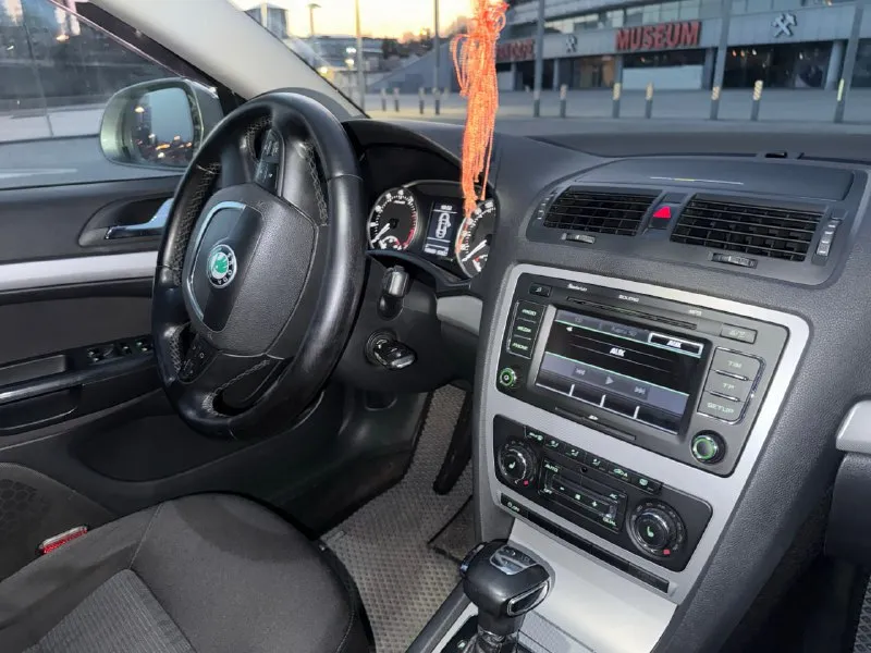 Бита! крашена! от сердца отрываю этот мир роскоши и комфорта. к вашему вниманию skoda octavia a5 fl 2013 1.8tfsi gen2. я второй владелец! документы чистые, машина на учете на мне, показываю я. в машину вложено много сил и денежных средств. по кузову уже делались ваговские болячки. косметика без чего-то серьёзного. по коробке была частичная замена масла, коробка asin не пинается, не хрустит, не скрипит, все переключает все работает. по подвеске были заменены маленькие сайлентблоки а так же стойки стабилизатора. по тормозам менялись колодки а так же задние тормозные блины. все жидкости были поменяны и выпиты. более детальная информация что менялось и делалось в машине могу рассказать реальным покупателям при осмотре. минусов нет, есть нюансы. цена: 875.000+торг телефон: 7-949-435-85-02 📞 звоните: +7(949)4358502 - фотография - 2