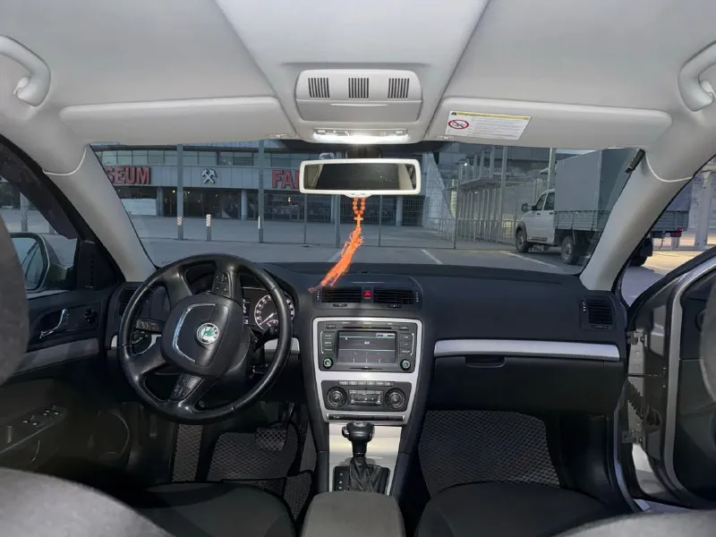 Бита! крашена! от сердца отрываю этот мир роскоши и комфорта. к вашему вниманию skoda octavia a5 fl 2013 1.8tfsi gen2. я второй владелец! документы чистые, машина на учете на мне, показываю я. в машину вложено много сил и денежных средств. по кузову уже делались ваговские болячки. косметика без чего-то серьёзного. по коробке была частичная замена масла, коробка asin не пинается, не хрустит, не скрипит, все переключает все работает. по подвеске были заменены маленькие сайлентблоки а так же стойки стабилизатора. по тормозам менялись колодки а так же задние тормозные блины. все жидкости были поменяны и выпиты. более детальная информация что менялось и делалось в машине могу рассказать реальным покупателям при осмотре. минусов нет, есть нюансы. цена: 875.000+торг телефон: 7-949-435-85-02 📞 звоните: +7(949)4358502 - фотография - 3