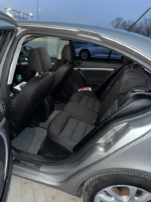 Бита! крашена! от сердца отрываю этот мир роскоши и комфорта. к вашему вниманию skoda octavia a5 fl 2013 1.8tfsi gen2. я второй владелец! документы чистые, машина на учете на мне, показываю я. в машину вложено много сил и денежных средств. по кузову уже делались ваговские болячки. косметика без чего-то серьёзного. по коробке была частичная замена масла, коробка asin не пинается, не хрустит, не скрипит, все переключает все работает. по подвеске были заменены маленькие сайлентблоки а так же стойки стабилизатора. по тормозам менялись колодки а так же задние тормозные блины. все жидкости были поменяны и выпиты. более детальная информация что менялось и делалось в машине могу рассказать реальным покупателям при осмотре. минусов нет, есть нюансы. цена: 875.000+торг телефон: 7-949-435-85-02 📞 звоните: +7(949)4358502 - фотография - 5