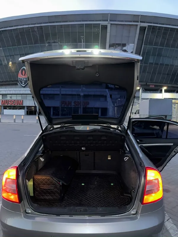 Бита! крашена! от сердца отрываю этот мир роскоши и комфорта. к вашему вниманию skoda octavia a5 fl 2013 1.8tfsi gen2. я второй владелец! документы чистые, машина на учете на мне, показываю я. в машину вложено много сил и денежных средств. по кузову уже делались ваговские болячки. косметика без чего-то серьёзного. по коробке была частичная замена масла, коробка asin не пинается, не хрустит, не скрипит, все переключает все работает. по подвеске были заменены маленькие сайлентблоки а так же стойки стабилизатора. по тормозам менялись колодки а так же задние тормозные блины. все жидкости были поменяны и выпиты. более детальная информация что менялось и делалось в машине могу рассказать реальным покупателям при осмотре. минусов нет, есть нюансы. цена: 875.000+торг телефон: 7-949-435-85-02 📞 звоните: +7(949)4358502 - фотография - 8