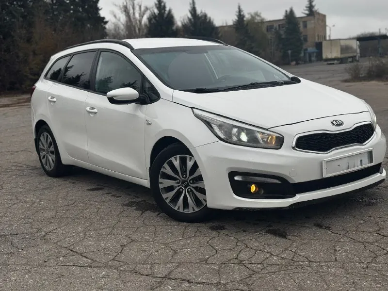 Продам kia ceed универсал 2016 года выпуска (рестайлинг) пробег 188 т. км автомобиль в очень хорошем состоянии, двигатель 1.6 масло не расходует, акпп классический автомат, без пинков и задержек ! автомобиль в очень хорошей комплектации мульти руль подогрев сидений 4 эсп подогрев руля круиз контроль кондиционер электрозеркала и много другое ! салон в очень хорошем состоянии. два ключа сервисная книга 📖 документы в полном порядке. 1.150 000₽ тысяч ! автомобиль находится в снежном! +79490347163 - фотография - 3