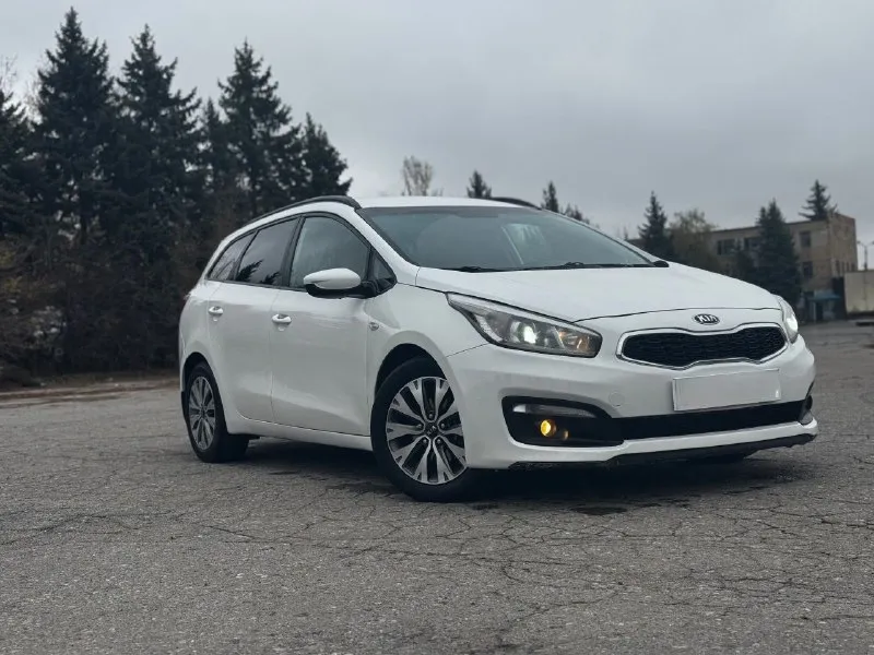 Продам kia ceed универсал 2016 года выпуска (рестайлинг) пробег 188 т. км автомобиль в очень хорошем состоянии, двигатель 1.6 масло не расходует, акпп классический автомат, без пинков и задержек ! автомобиль в очень хорошей комплектации мульти руль подогрев сидений 4 эсп подогрев руля круиз контроль кондиционер электрозеркала и много другое ! салон в очень хорошем состоянии. два ключа сервисная книга 📖 документы в полном порядке. 1.150 000₽ тысяч ! автомобиль находится в снежном! +79490347163 - фотография - 4