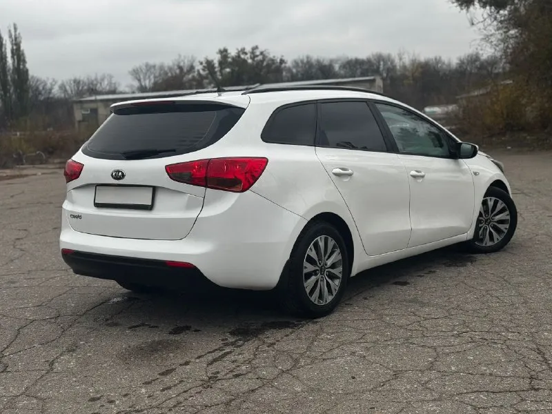 Продам kia ceed универсал 2016 года выпуска (рестайлинг) пробег 188 т. км автомобиль в очень хорошем состоянии, двигатель 1.6 масло не расходует, акпп классический автомат, без пинков и задержек ! автомобиль в очень хорошей комплектации мульти руль подогрев сидений 4 эсп подогрев руля круиз контроль кондиционер электрозеркала и много другое ! салон в очень хорошем состоянии. два ключа сервисная книга 📖 документы в полном порядке. 1.150 000₽ тысяч ! автомобиль находится в снежном! +79490347163 - фотография - 8