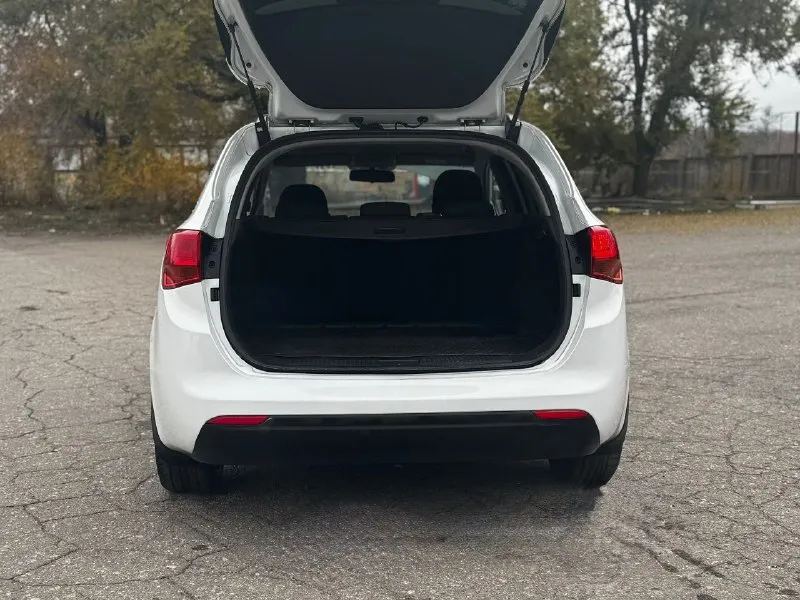 Продам kia ceed универсал 2016 года выпуска (рестайлинг) пробег 188 т. км автомобиль в очень хорошем состоянии, двигатель 1.6 масло не расходует, акпп классический автомат, без пинков и задержек ! автомобиль в очень хорошей комплектации мульти руль подогрев сидений 4 эсп подогрев руля круиз контроль кондиционер электрозеркала и много другое ! салон в очень хорошем состоянии. два ключа сервисная книга 📖 документы в полном порядке. 1.150 000₽ тысяч ! автомобиль находится в снежном! +79490347163 - фотография - 9