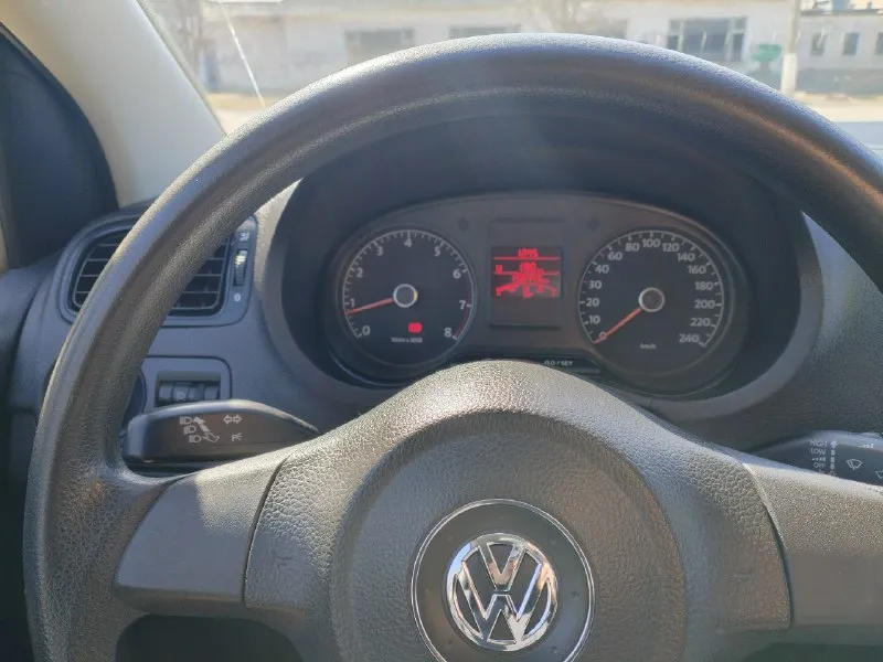 Енакиево, продам volkswagen поло, 1.6, механика, в хорошем состоянии, пробег 190 000, техосмотр пройден, цена 870 000, торг, тел +79493177307 📞 звоните: +7(949)3177307 - фотография - 4