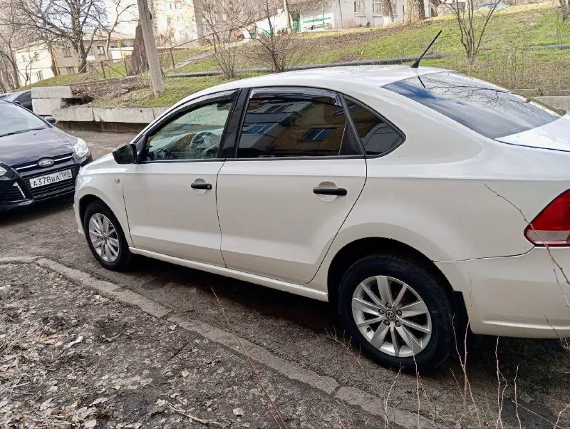 Volkswagen polo 2013 г. пробег: 137 т. км бензин 1.6 (цепной) полностью обслужен, заменены масла, фильтры замена масла каждые 7000, лью q8 отличные, новые billed линзы ухоженный салон два ключа новая летняя резина и диски сигнализация starline. цена: 690.000 📞 +7 (949) 303-47-02 📲 tg: @dhsjssjsi 📞 звоните: +7(949)3034702 - фотография - 4