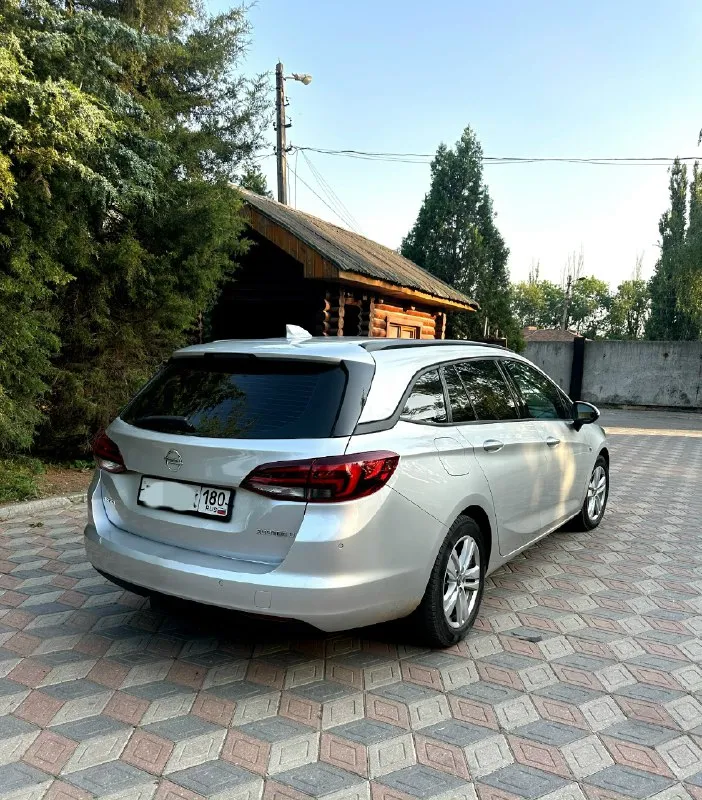 Opel astra sport toured + 2018 года выпуска. пробег 170 тыс. км. 1,6 turbo. cdтi, mкпп- 6 ст. автомобиль в идеальном состоянии. полностью в родном окрасе, без дтп! (любые проверки) авто полностью обслужен. вложений никаких не требует! салон нового авто! мкпп и двигатель работают отлично! предмаксимальная комплектация: двух-зонный климат контроль, адаптивный круиз контроль, удержание в полосе, считывание дорожных знаков, кожаный салон, черный потолок, диодная подсветка салона, обогрев сидений (передних, задних) и руля, электрорегулировка передних сидений, зеркал, партроники задние и передние!подсветка при воротах, led оптика с адаптивным дальним светом, эл-ручник, auto hold, сенсорная мультимедиа с поддержкой apple car play, android auto. голосовое управление. громкая связь. bluetooth. три режима езды! жк приборная панель и многое другое. цена: 1.5 🍋 аргументированный торг возле капота! осмотр г. харцызск. по всем вопросам:☎️ +7 949 321 8003 либо в лс. 📞 звоните: +7(949)3218003 - фотография - 3