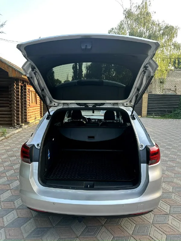 Opel astra sport toured + 2018 года выпуска. пробег 170 тыс. км. 1,6 turbo. cdтi, mкпп- 6 ст. автомобиль в идеальном состоянии. полностью в родном окрасе, без дтп! (любые проверки) авто полностью обслужен. вложений никаких не требует! салон нового авто! мкпп и двигатель работают отлично! предмаксимальная комплектация: двух-зонный климат контроль, адаптивный круиз контроль, удержание в полосе, считывание дорожных знаков, кожаный салон, черный потолок, диодная подсветка салона, обогрев сидений (передних, задних) и руля, электрорегулировка передних сидений, зеркал, партроники задние и передние!подсветка при воротах, led оптика с адаптивным дальним светом, эл-ручник, auto hold, сенсорная мультимедиа с поддержкой apple car play, android auto. голосовое управление. громкая связь. bluetooth. три режима езды! жк приборная панель и многое другое. цена: 1.5 🍋 аргументированный торг возле капота! осмотр г. харцызск. по всем вопросам:☎️ +7 949 321 8003 либо в лс. 📞 звоните: +7(949)3218003 - фотография - 5