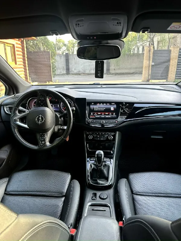 Opel astra sport toured + 2018 года выпуска. пробег 170 тыс. км. 1,6 turbo. cdтi, mкпп- 6 ст. автомобиль в идеальном состоянии. полностью в родном окрасе, без дтп! (любые проверки) авто полностью обслужен. вложений никаких не требует! салон нового авто! мкпп и двигатель работают отлично! предмаксимальная комплектация: двух-зонный климат контроль, адаптивный круиз контроль, удержание в полосе, считывание дорожных знаков, кожаный салон, черный потолок, диодная подсветка салона, обогрев сидений (передних, задних) и руля, электрорегулировка передних сидений, зеркал, партроники задние и передние!подсветка при воротах, led оптика с адаптивным дальним светом, эл-ручник, auto hold, сенсорная мультимедиа с поддержкой apple car play, android auto. голосовое управление. громкая связь. bluetooth. три режима езды! жк приборная панель и многое другое. цена: 1.5 🍋 аргументированный торг возле капота! осмотр г. харцызск. по всем вопросам:☎️ +7 949 321 8003 либо в лс. 📞 звоните: +7(949)3218003 - фотография - 8