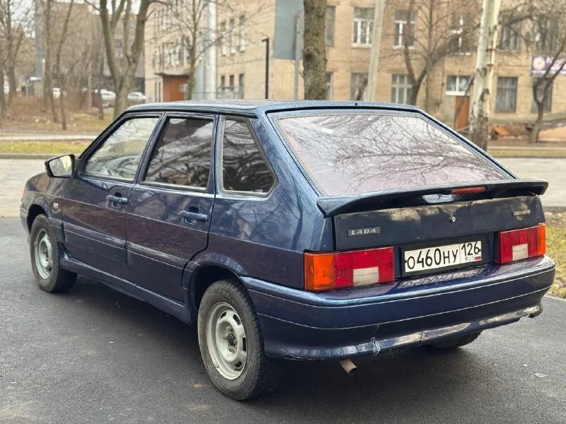 Продам ваз 2114 год 2007 пробег 257.000 родной масло не берет, не дымит, не троит коробка усиленная не выбивает, не хрустит ходовая в норме, ничего не стучит авто в дтп не было стекла все заводские, кроме лобового дно, стаканы, пороги, арки, ванночка под запаску, низа всех 4 дверей целые, ничего не гнилое, домкратится на все 4 колеса! эффектная. центральный замок. стоит хороший свет. музыка с блютус. спереди колонки на подиумах. салон в дорогих кожзам чехлах. подцветка синяя по салону. модный аля сенсорный переключатель печки. тех осмотр пройден, документы в полном порядке! цена 250.000₽ торг у капота осмотр донецк! +79494770764 📲 tg: @vdolichenko 📞 звоните: +7(949)4770764 - фотография - 4