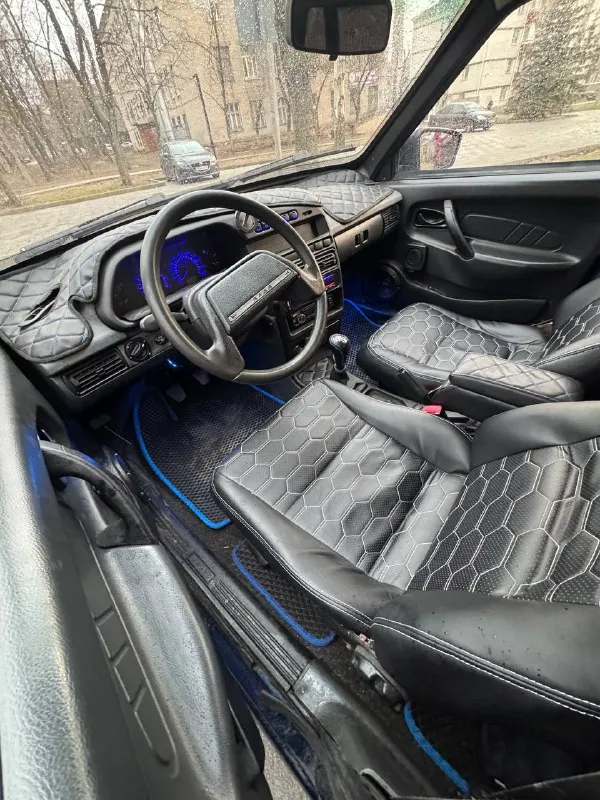 Продам ваз 2114 год 2007 пробег 257.000 родной масло не берет, не дымит, не троит коробка усиленная не выбивает, не хрустит ходовая в норме, ничего не стучит авто в дтп не было стекла все заводские, кроме лобового дно, стаканы, пороги, арки, ванночка под запаску, низа всех 4 дверей целые, ничего не гнилое, домкратится на все 4 колеса! эффектная. центральный замок. стоит хороший свет. музыка с блютус. спереди колонки на подиумах. салон в дорогих кожзам чехлах. подцветка синяя по салону. модный аля сенсорный переключатель печки. тех осмотр пройден, документы в полном порядке! цена 250.000₽ торг у капота осмотр донецк! +79494770764 📲 tg: @vdolichenko 📞 звоните: +7(949)4770764 - фотография - 7