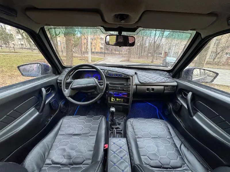 Продам ваз 2114 год 2007 пробег 257.000 родной масло не берет, не дымит, не троит коробка усиленная не выбивает, не хрустит ходовая в норме, ничего не стучит авто в дтп не было стекла все заводские, кроме лобового дно, стаканы, пороги, арки, ванночка под запаску, низа всех 4 дверей целые, ничего не гнилое, домкратится на все 4 колеса! эффектная. центральный замок. стоит хороший свет. музыка с блютус. спереди колонки на подиумах. салон в дорогих кожзам чехлах. подцветка синяя по салону. модный аля сенсорный переключатель печки. тех осмотр пройден, документы в полном порядке! цена 250.000₽ торг у капота осмотр донецк! +79494770764 📲 tg: @vdolichenko 📞 звоните: +7(949)4770764 - фотография - 9