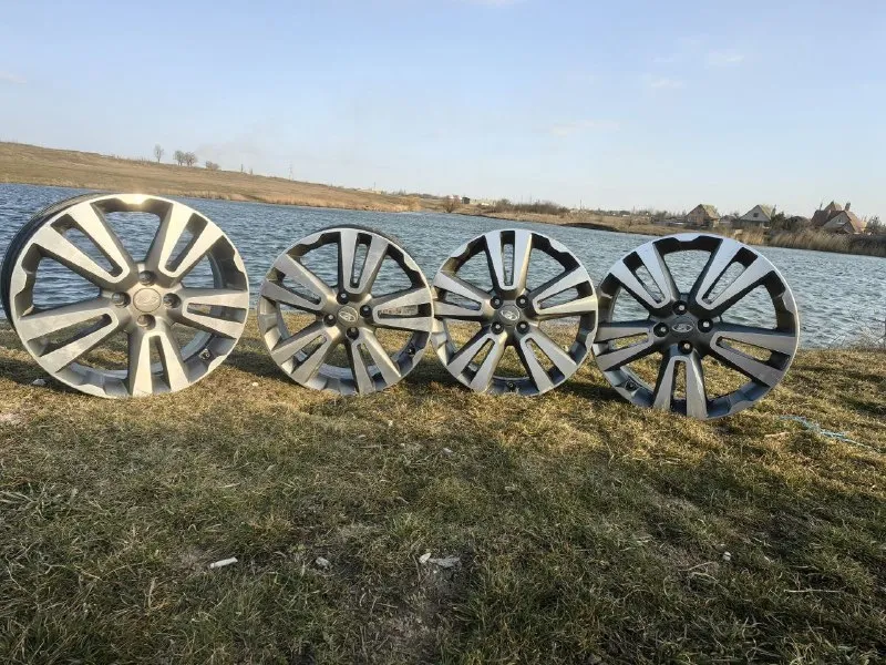 Продаю литые диски ваз vesta cross r17 - разболтовка 4×100 - ц. о 60.1мм - б/у цена: 23.000 ₽ все по... - фотография