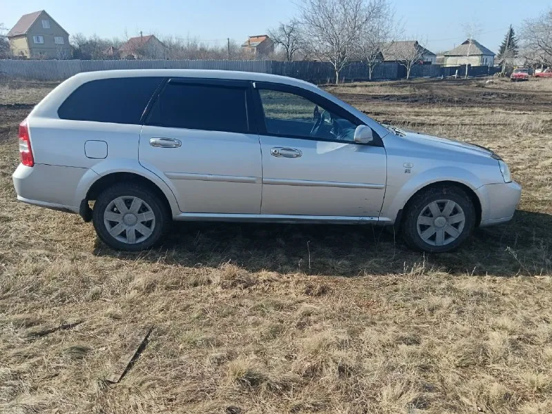 Продам лачетти 2007 год, 1,8 механика, двигатель абсолютно новый контракт прошёл не более 1000 км. сцепление новое. в родной краске, авто не новый по кузову есть недостатки. газ-бензин. сел поехал. снежное. цена 620т. р. торг. тел 79493559181.связь плохая тг. 📞 звоните: +7(949)3559181 - фотография - 3