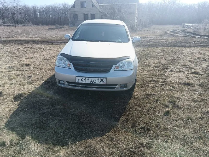 Продам лачетти 2007 год, 1,8 механика, двигатель абсолютно новый контракт прошёл не более 1000 км. сцепление новое. в родной краске, авто не новый по кузову есть недостатки. газ-бензин. сел поехал. снежное. цена 620т. р. торг. тел 79493559181.связь плохая тг. 📞 звоните: +7(949)3559181 - фотография - 4