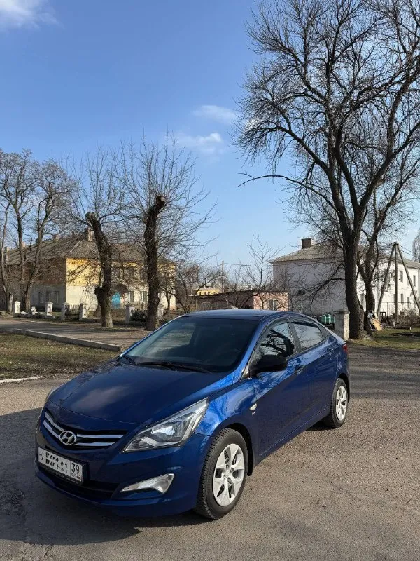 Hyundai solaris рестайлинг 2015 года оригинальный пробег 210 тысяч километров коробка шести ступенчатый автомат, работает отлично авто в хорошем состоянии по кузову и по технике, не требует никаких вложений двигатель 1.6 работает отлично, масло менялось каждые 8 тысяч кондиционер, печка, подогрев сидений, магнитола - всё работает без нареканий дополнительно установлена сигнализация на машине никогда не таксовали, в салоне не курили, пластик не затертый, сиденья были в чехлах большую часть времени, салон в отличном состоянии у авто один владелец за все время, полностью в родном окрасе, а также заводское остекление юридически полностью чистая машина, без штрафов, залогов и запретов буду присутствовать в мрэо дополнительные фото и видео пришлю по запросу, пишите также в продаже kia rio цена - 975 тысяч рублей, торг уместен при осмотре моспино, пролетарский район звоните +79490079659 - фотография - 2