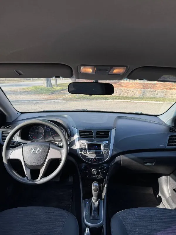 Hyundai solaris рестайлинг 2015 года оригинальный пробег 210 тысяч километров коробка шести ступенчатый автомат, работает отлично авто в хорошем состоянии по кузову и по технике, не требует никаких вложений двигатель 1.6 работает отлично, масло менялось каждые 8 тысяч кондиционер, печка, подогрев сидений, магнитола - всё работает без нареканий дополнительно установлена сигнализация на машине никогда не таксовали, в салоне не курили, пластик не затертый, сиденья были в чехлах большую часть времени, салон в отличном состоянии у авто один владелец за все время, полностью в родном окрасе, а также заводское остекление юридически полностью чистая машина, без штрафов, залогов и запретов буду присутствовать в мрэо дополнительные фото и видео пришлю по запросу, пишите также в продаже kia rio цена - 975 тысяч рублей, торг уместен при осмотре моспино, пролетарский район звоните +79490079659 - фотография - 4