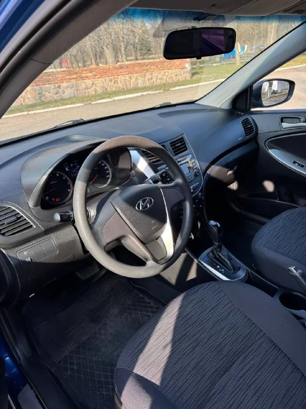 Hyundai solaris рестайлинг 2015 года оригинальный пробег 210 тысяч километров коробка шести ступенчатый автомат, работает отлично авто в хорошем состоянии по кузову и по технике, не требует никаких вложений двигатель 1.6 работает отлично, масло менялось каждые 8 тысяч кондиционер, печка, подогрев сидений, магнитола - всё работает без нареканий дополнительно установлена сигнализация на машине никогда не таксовали, в салоне не курили, пластик не затертый, сиденья были в чехлах большую часть времени, салон в отличном состоянии у авто один владелец за все время, полностью в родном окрасе, а также заводское остекление юридически полностью чистая машина, без штрафов, залогов и запретов буду присутствовать в мрэо дополнительные фото и видео пришлю по запросу, пишите также в продаже kia rio цена - 975 тысяч рублей, торг уместен при осмотре моспино, пролетарский район звоните +79490079659 - фотография - 5