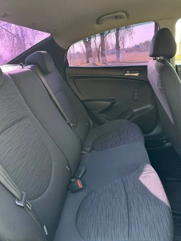 Hyundai solaris рестайлинг 2015 года оригинальный пробег 210 тысяч километров коробка шести ступенчатый автомат, работает отлично авто в хорошем состоянии по кузову и по технике, не требует никаких вложений двигатель 1.6 работает отлично, масло менялось каждые 8 тысяч кондиционер, печка, подогрев сидений, магнитола - всё работает без нареканий дополнительно установлена сигнализация на машине никогда не таксовали, в салоне не курили, пластик не затертый, сиденья были в чехлах большую часть времени, салон в отличном состоянии у авто один владелец за все время, полностью в родном окрасе, а также заводское остекление юридически полностью чистая машина, без штрафов, залогов и запретов буду присутствовать в мрэо дополнительные фото и видео пришлю по запросу, пишите также в продаже kia rio цена - 975 тысяч рублей, торг уместен при осмотре моспино, пролетарский район звоните +79490079659 - фотография - 7