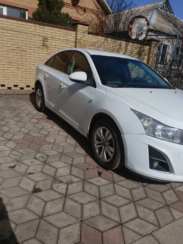 Продам chevrolet cruze ▪машина 2013 года, в хорошем состоянии, не дымит не троит, работает каждая кнопка ▪пробег 245.000,1.8 автомат ✅ ▪салон кожаный чистый и ухоженный✅ ▪один комплект резины, два ключа✅ ▪полная комплектация ✅ ▪цена 680.000 тысяч, от машины не избавляюсь реальному покупателю будет торг!💸 ▪осмотр:город харцызск ▪номер:+79494504484 ▪я хозяин, любое переоформление, автотека зеленьhttps://autoteka. ru/report/web/uuid/03276521-d6c7-43f8-87a6-e. . - фотография - 3