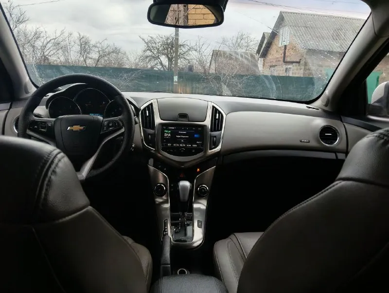 Продам chevrolet cruze ▪машина 2013 года, в хорошем состоянии, не дымит не троит, работает каждая кнопка ▪пробег 245.000,1.8 автомат ✅ ▪салон кожаный чистый и ухоженный✅ ▪один комплект резины, два ключа✅ ▪полная комплектация ✅ ▪цена 680.000 тысяч, от машины не избавляюсь реальному покупателю будет торг!💸 ▪осмотр:город харцызск ▪номер:+79494504484 ▪я хозяин, любое переоформление, автотека зеленьhttps://autoteka. ru/report/web/uuid/03276521-d6c7-43f8-87a6-e. . - фотография - 7